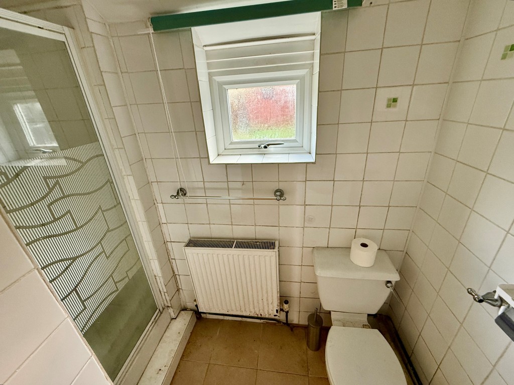 Lot: 76 - TERRACE HOUSE FOR REFURBISHMENT - Ground floor shower room with W.C.